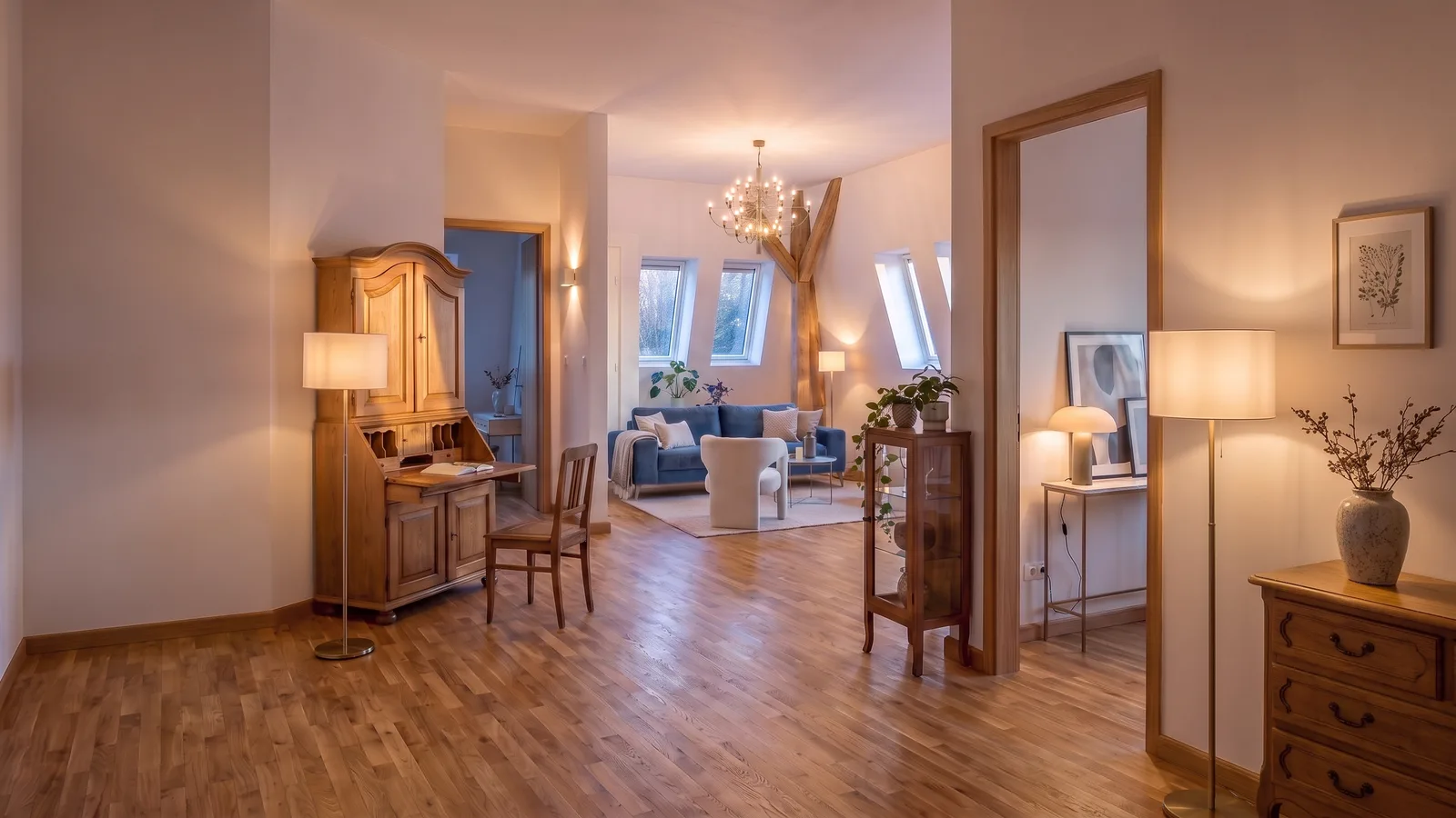 Dachgeschosswohnung mit Parkett, Messinglüster und blauem Sofa im Abendlicht, KI-gestützte Visualisierung