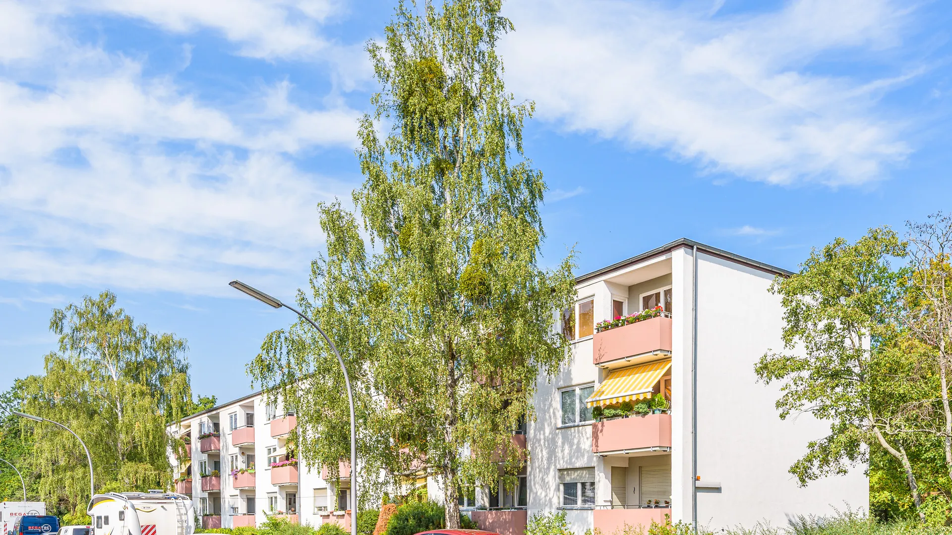 Wohnhaus mit Balkonen unter blauem Himmel in Berlin-Zehlendorf